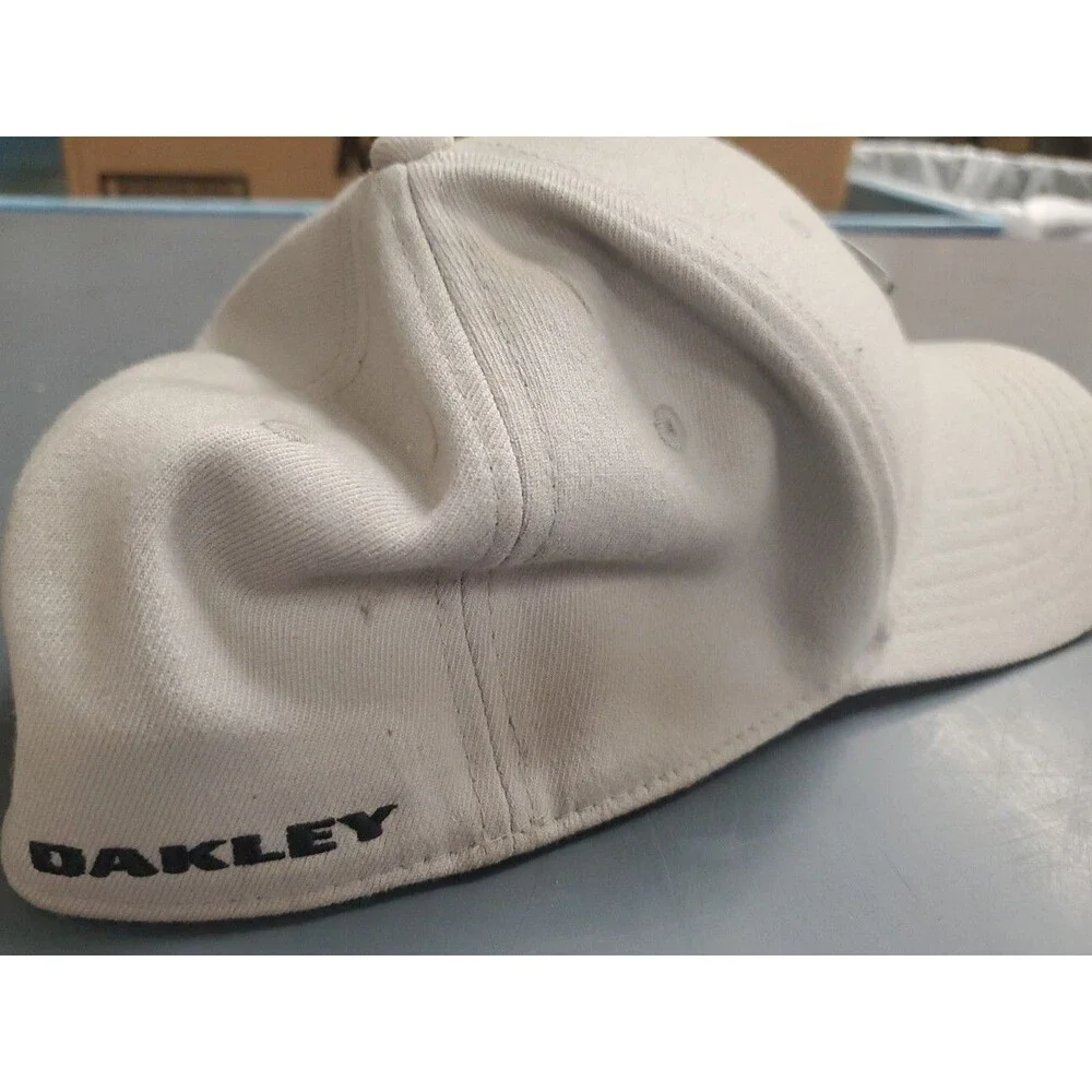 Oakley Hat Cap Size S/M Adult Mens Flex Fit Gray Classic Cap EUC Athletic